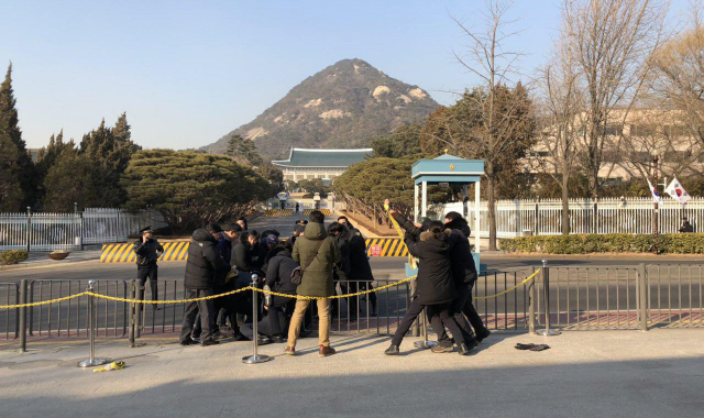 ‘문재인 대통령과 대화를 요구하는 비정규직 100인 대표단’ 6명이 18일 청와대 앞에서 기습시위를 벌이다 경찰에 연행되고 있다./비정규직 100인 대표단 제공=연합뉴스