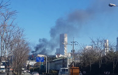 21일 오전 울산시 남구의 한 가스공장 배터리설비에서 불이 나 검은 연기가 하늘로 치솟고 있다./연합뉴스=독자 제공