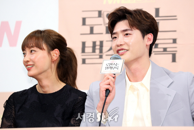 배우 이나영, 이종석이 21일 오후 서울 논현동 임피리얼팰리스서울에서 열린 tvN 새 주말드라마 ‘로맨스는 별책부록’ 제작발표회에 참석하고 있다.