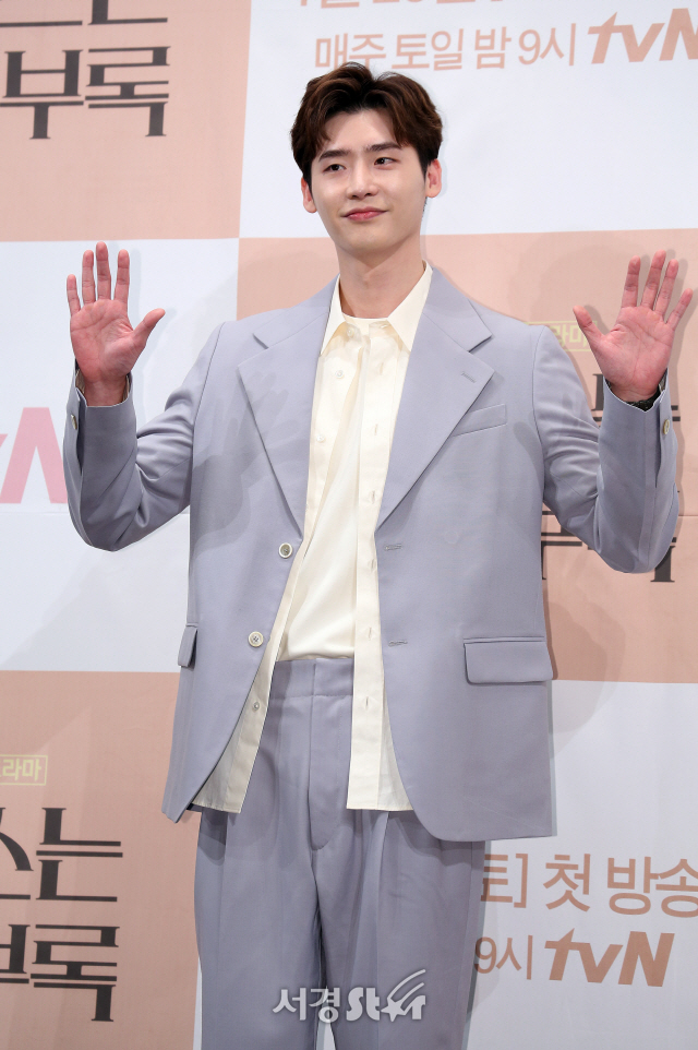 배우 이종석이 21일 오후 서울 논현동 임피리얼팰리스서울에서 열린 tvN 새 주말드라마 ‘로맨스는 별책부록’ 제작발표회에 참석하고 있다.