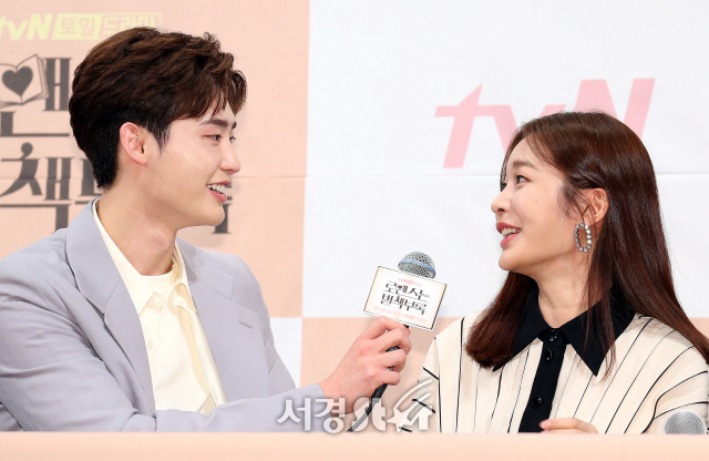 배우 이종석, 정유진이 21일 오후 서울 논현동 임피리얼팰리스서울에서 열린 tvN 새 주말드라마 ‘로맨스는 별책부록’ 제작발표회에 참석해 질의응답 시간을 갖고 있다.