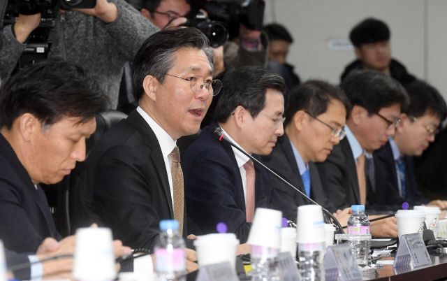 성윤모(왼쪽 두번째) 산업통상자원부 장관이 21일 서울 종로구 한국무역보험공사 대회의실에서 열린 민관 합동 수출전략회의에서 모두발언을 하고 있다./권욱기자