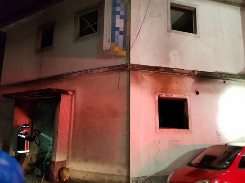 청주 서문동 2층짜리 빈 건물서 불…노숙인 3명 사상