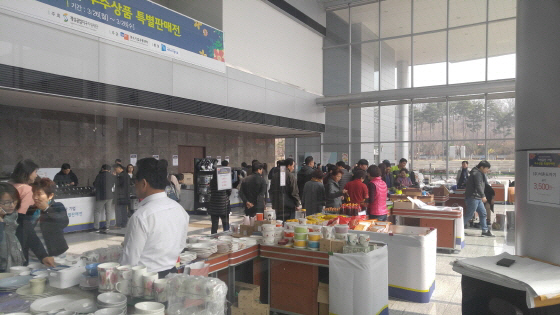 지난해 3월 성남시청에서 열린 개성공단 입주기업 특판전 모습./사진=성남시 제공