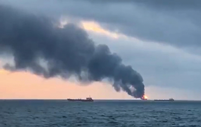 21일 오후(현지시간) 흑해와 아조프해를 잇는 크림반도 인근의 케르치 해협에 있는 탄자니아 선적 가스탱크 선에서 불길과 함께 연기가 치솟고 있다. /AFP연합뉴스