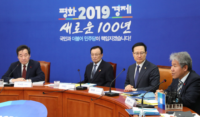22일 국회에서 새해 첫 고위 당정청 회의가 열려 김수현 청와대 정책실장(오른쪽)이 발언하고 있다. /연합뉴스