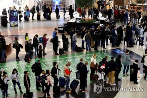 미 애틀랜타 하츠필드잭슨공항의 늘어나는 검색 대기줄. /연합뉴스