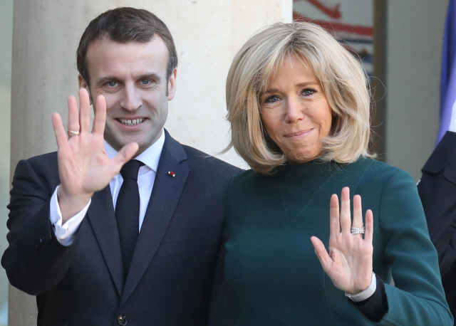 에마뉘엘 마크롱 프랑스 대통령과 영부인. /AFP연합뉴스