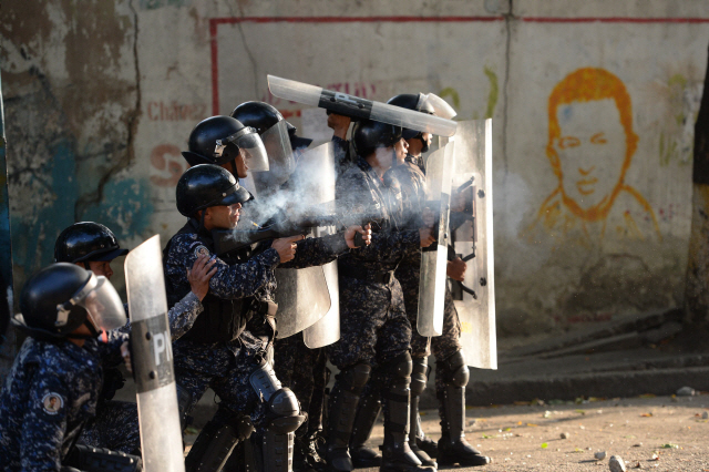 베네수엘라 국방부는 21일(현지시간) 소수 군인들의 반란을 진압하고 현재 상황을 통제하고 있다고 밝혔다. 사진은 이날 베네수엘라 카라카스에서 경찰이 반정부 시위대와 충돌하고 있는 모습. /AFP=연합뉴스