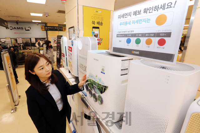 한 고객이 이마트 매장에서 공기청정기를 고르고 있다. /사진제공=이마트