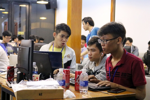 베트남 호치민에서 진행된 한국-베트남 인공지능(AI) 해커톤 외교에서 베트남 개발자들이 개발에 열중하고 있다. /사진제공=KT