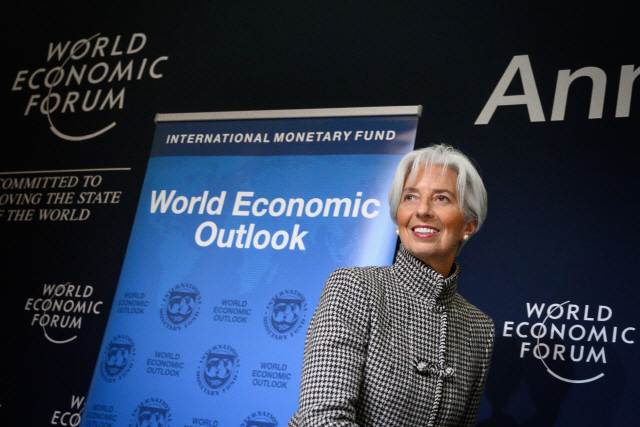 크리스틴 라가르드 국제통화기금(IMF) 총재가 21일(현지시간) 스위스 다보스에서 열린 세계경제포럼(WEF)에서 세계 경제 전망(World Economic Outlook)을 발표하며 기자간담회를 가지고 있다. /AFP=연합뉴스
