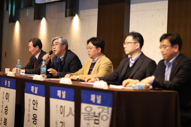 22일 서울 엘타워에서 열린 ‘에너지 소비구조 혁신’ 3차 토론회에서 이승복(왼쪽 두번째) 연세대 교수 등 패널들이 의견을 교환하고 있다.   　 /사진제공=한국에너지공단