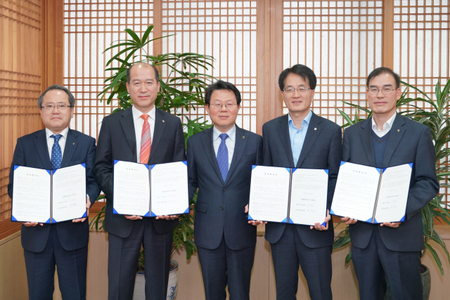 김광수(가운데) NH농협금융 회장과 집행간부들이 지난 21일 서울 중구 농협금융 본사에서 경영협약 체결을 마친 후 기념촬영을 하고 있다. /사진제공=NH농협금융