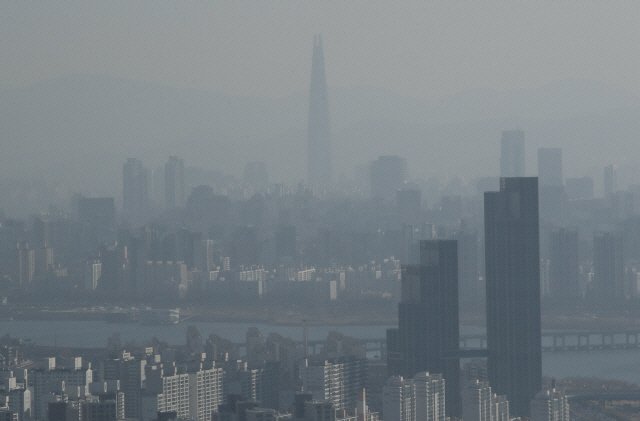 미세먼지에 갇힌 도심/연합뉴스