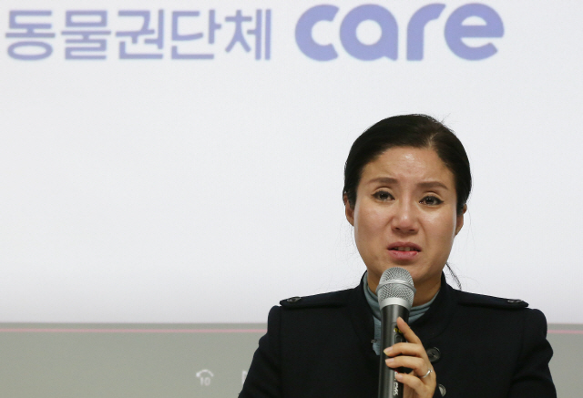 구조동물 안락사 논란을 빚은 동물권단체 ‘케어’ 박소연 대표가 지난 19일 서울 서초구의 한 건물에서 의혹에 대해 해명하고 있다./연합뉴스