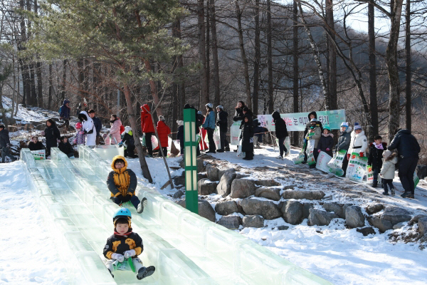 태백산 눈축제장 테마공원에서 방문객들이 얼음 미끄럼틀을 즐기고 있다./사진=태백시 제공