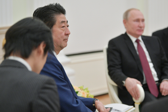 아베 신조(왼쪽) 일본 총리와 블라디미르 푸틴 러시아 대통령이 22일(현지시간) 러시아 모스크바 크렘린궁에서 회담을 갖고 있다. 양국이 평화조약 체결 교섭을 본격화한 이후 첫 정상회담이다. /모스크바=EPA연합뉴스
