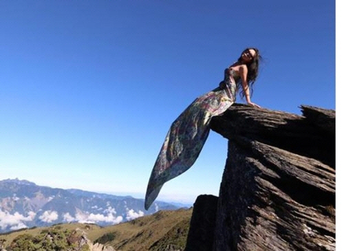 절벽 비키니 사진으로 유명한 대만여성, 산 정상서 추락해 숨져