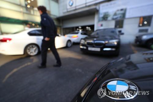 BMW가 또다시 대규모 리콜을 실시할 방침이다. 이미 화재 우려로 리콜 받은 차량 가운데 3만대는 즉시 리콜하고, 부품 교체 차량 8만대는 BMW가 창고에 있는 교체 부품을 확인해 문제가 있으면 리콜하기로 했다. 사진은 BMW 서비스센터 앞 모습. /연합뉴스