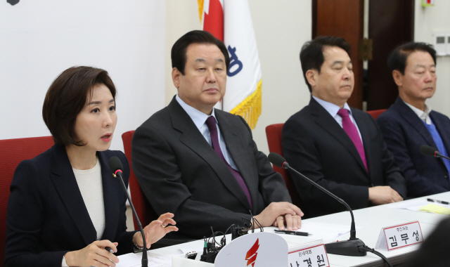 23일 자유한국당 나경원 원내대표(왼쪽)가 국회에서 열린 중진의원 회의에서 발언하고 있다. /연합뉴스