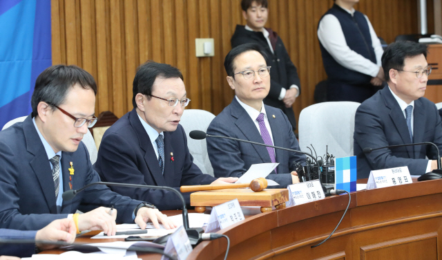 이해찬 더불어민주당 이해찬 대표(왼쪽 두번째)가 23일 오전 국회에서 열린 확대간부회의에서 발언하고 있다. /연합뉴스