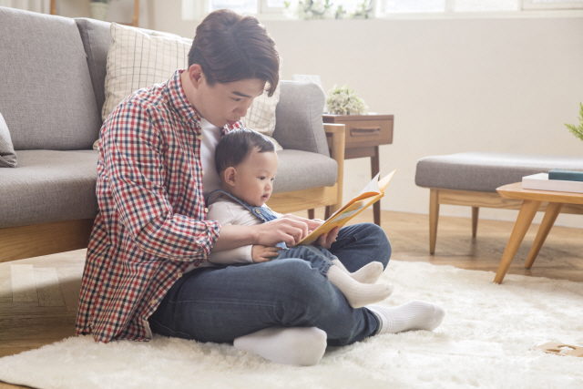 23일 고용노동부에 따르면 지난해 민간 부문의 남성 육아휴직급여 수급자는 1만7,662명으로, 전년(1만2,042명)보다 46.7% 늘었다./이미지투데이