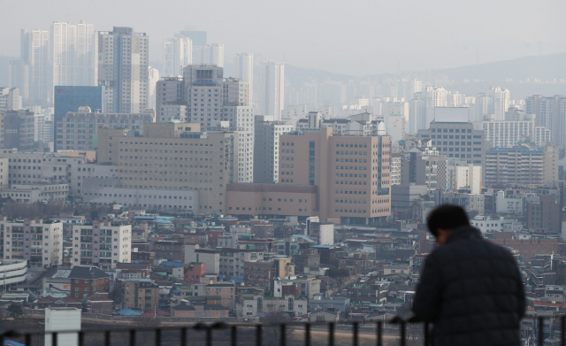 경기 남부지역의 미세먼지 농도가 ‘나쁨’으로 예보된 지난 22일 오후 경기도 수원시 서장대에서 바라본 수원 시내가 뿌옇다./연합뉴스