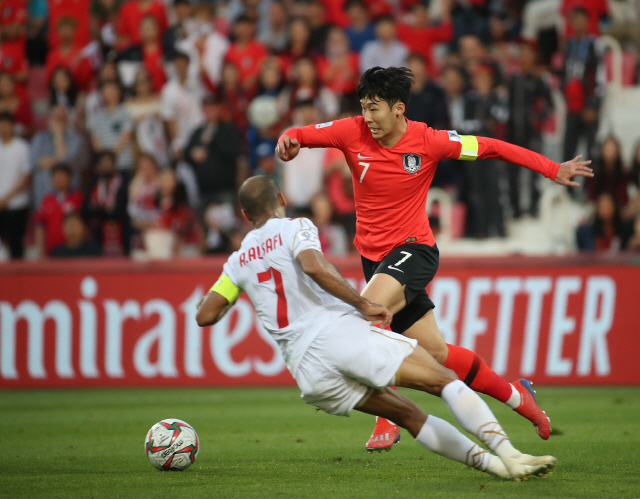 지난 22일 오후(현지시간) 아랍에미리트 두바이 라시드 스타디움에서 열린 2019 아시아축구연맹(AFC) 아시안컵 한국과 바레인의 16강전에서 손흥민이 돌파하고 있다./연합뉴스