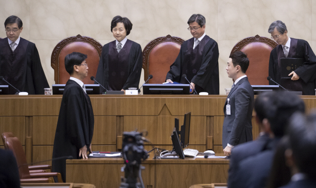 지난해 11월 대법원이 종교적 신념 등을 이유로 입영을 기피하는 ‘양심적 병역거부’에 무죄를 내린 이후 하급심에서 종교적인 이유로 병역을 거부한 사람들에 대한 무죄 선고가 잇따르고 있다. 사진은 대법관들이 양심적 병역거부 사건 선고를 위해 지난해 11월 1일 서울 서초동 대법원 대법정에 입정하고 있는 모습. /연합뉴스