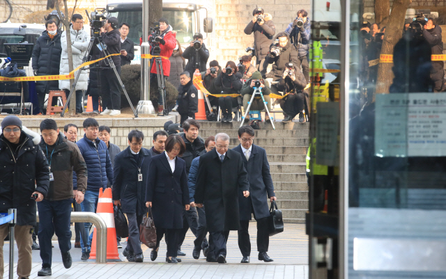 사법행정권을 남용한 혐의를 받는 양승태 전 대법원장이 23일 오전 서울 중앙지법에서 열린 구속 전 피의자 심문(영장실질심사)에 출석하고 있다. /연합뉴스