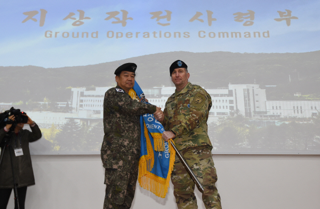 9일 오전 경기도 용인시 지작사 대강당에서 열린 육군 지상작전사령부 창설식에서 로버트 에이브럼스 한미연합사령관(오른쪽)이 김운용 사령관에게 지상군구성군사령부기를 전달하고 있다./용인=연합뉴스