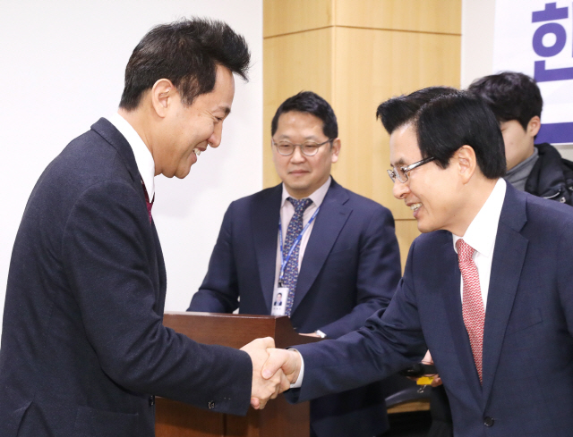 황교안(오른쪽) 전 국무총리와 오세훈 전 서울시장이 23일 국회에서 열린 ‘미북 핵협상 전망과 한국의 대응방안’ 세미나에  서 인사하고 있다./연합뉴스