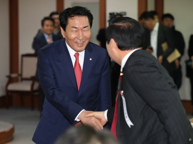 안상수 자유한국당 전국위원회 의장이 17일 오후 서울 여의도 중소기업중앙회에서 열린 5차 상임전국위원회 회의에서 참석자들과 인사하고 있다. /연합뉴스