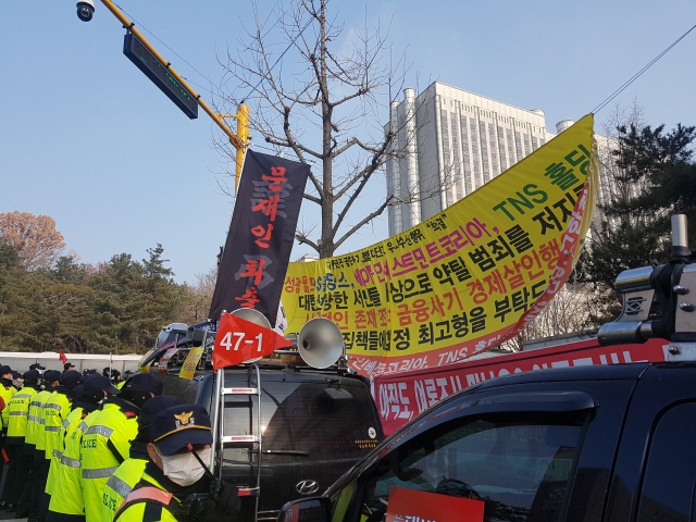 23일 오전 서울 서초동 서울중앙지법 정문 앞에서 보수성향 단체들이 양승태 전 대법원장에 대한 공정재판을 촉구하고 있다. /윤경환기자