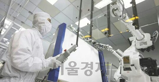 LG디스플레이 파주 사업장 내 액정표시장치(LCD) 패널 생산 라인에서 한 엔지니어가 직업하고 있다. /서울경제DB