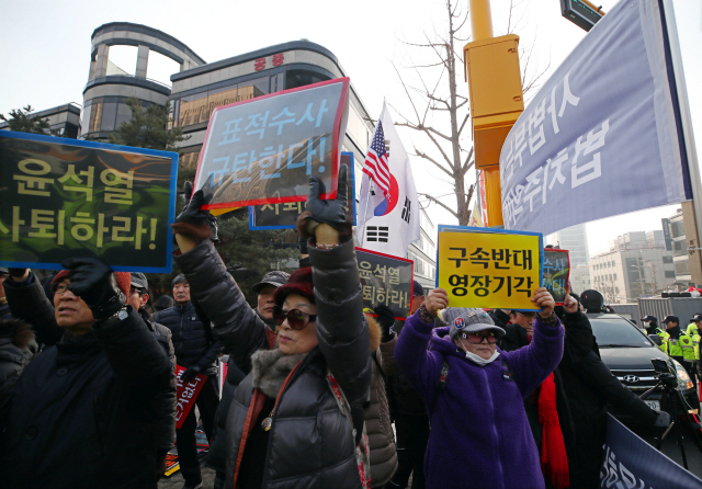 같은 시각 보수단체 회원들은 서울중앙지법 앞에서 ‘구속 반대’ 집회를 열었다. /연합뉴스
