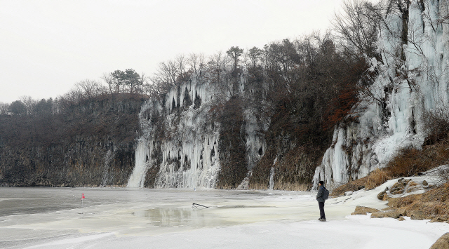한탄강 얼음 트레킹 A코스를 걷다보면 만날 수 있는 송대소.