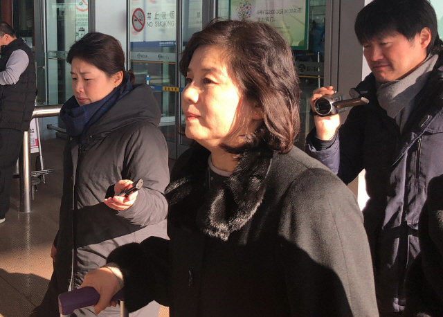 최선희(가운데) 북한 외무성 부상이 23일 귀국길에 경유지인 중국 베이징공항에 도착, 공항을 떠나고 있다. /베이징=연합뉴스