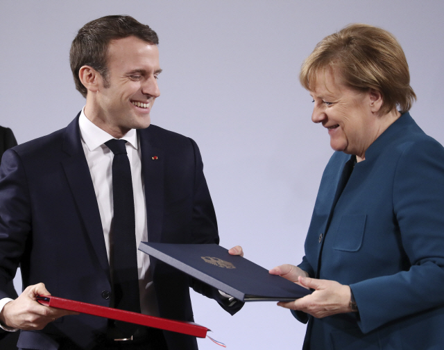 앙겔라 메르켈(오른쪽) 독일 총리와 에마뉘엘 마크롱 프랑스 대통령/아헨=EPA연합뉴스