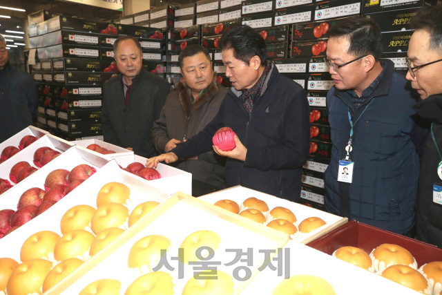 김병원(가운데) 농협중앙회 회장이 23일 경기 구리시 농협 구리공판장을 찾아 설 성수품 수급과 가격 동향을 점검하고 있다. 김 회장은 공판장 관계자들과 만나 “공판장은 농업인에게 안정적인 판로를 제공하고 소비자에게 안전한 먹거리를 공급하는 농산물 유통의 핵심 역할을 수행한다”며 “농업인의 땀이 깃든 농산물이 제값 받고, 농가소득 5,000만원 시대를 여는데 힘을 보태 달라”고 당부했다./사진제공=농협중앙회