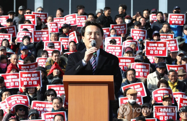 자유한국당 김진태 의원이 23일 오후 국회 본청 앞 계단에서 지지자들과 함께 당 대표 출마선언을 하고 있다./연합뉴스