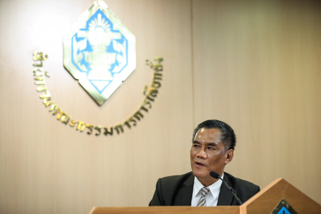 잇티폰 분프라콩 태국 선관위원장이 23일 긴급 선관위원 회동 직후 가진 기자회견에서 오는 3월 24일에 총선을 실시한다고 밝히고 있다./AFP연합뉴스