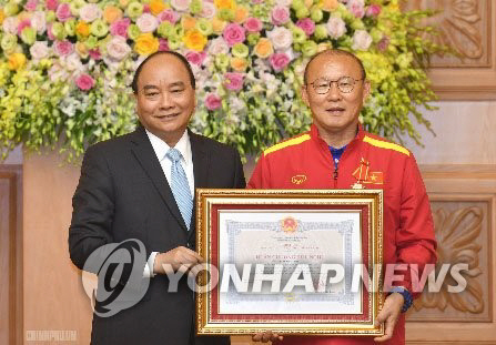 박항서 베트남 축구대표팀 감독(오른쪽)이 지난해 12월 21일 응우옌 쑤언 푹 베트남 총리로부터 우호훈장을 받고 있다./사진=연합뉴스