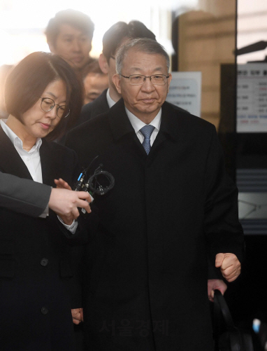 양승태 전 대법원장이 23일 서울중앙지법에서 열린 구속 전 피의자 심문에 출석하고 있다. /권욱기자