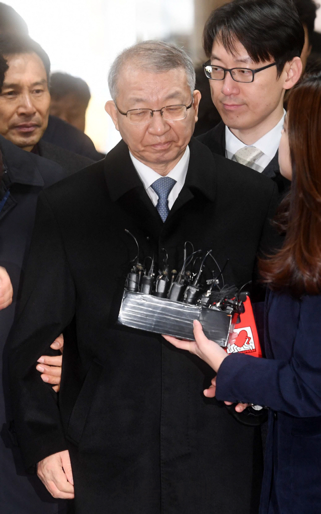 사법행정권을 남용한 혐의를 받는 양승태 전 대법원장이 23일 오전 서울 중앙지법에서 열린 구속 전 피의자 심문(영장실질심사)에 출석하고 있다./권욱기자