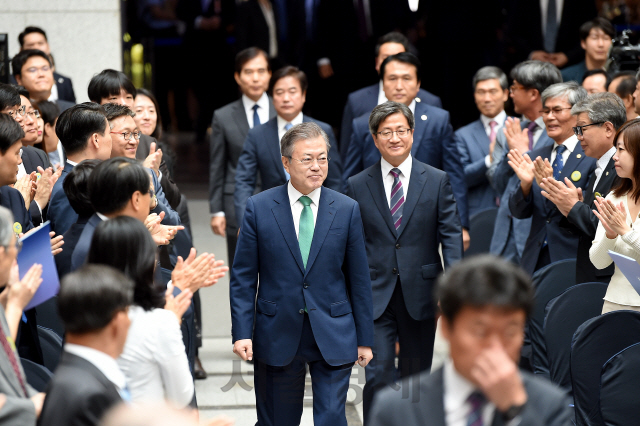 문재인 대통령이 지난해 9월 서울 서초동 대법원청사에서 열린 사법부 70주년 행사에 참석하고 있다. 문 대통령은 이 자리에서 “(사법농단) 의혹은 반드시 규명해야 한다”고 강조했다. /사진제공=대법원