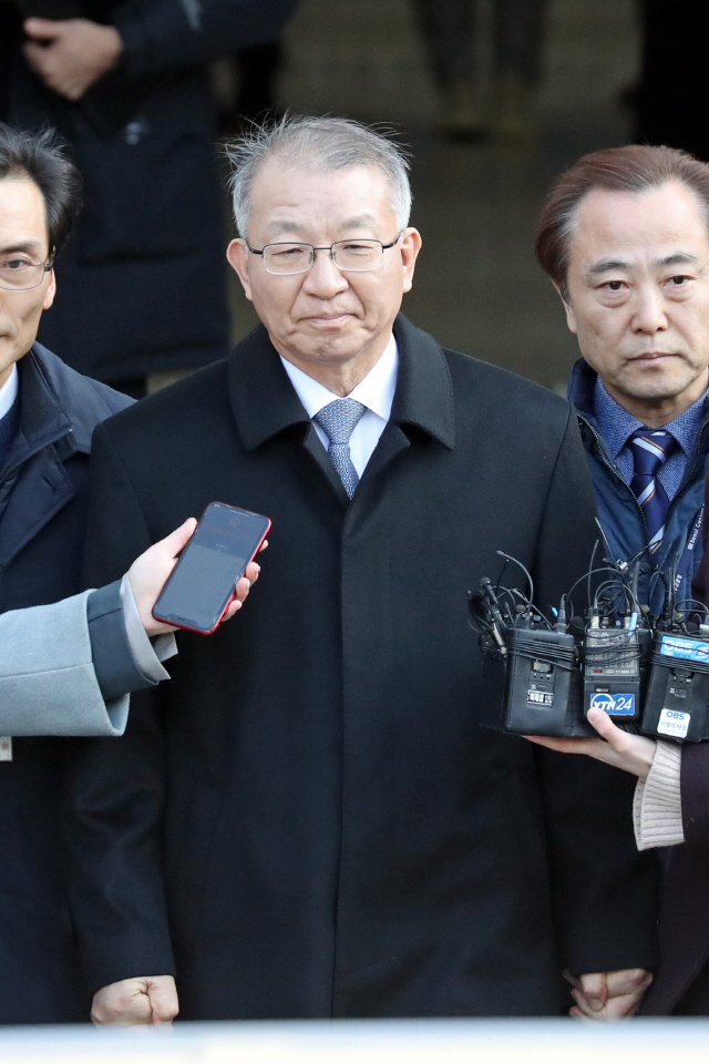 법원은 24일 오전 직권남용권리행사방해 등의 혐의로 검찰이 청구한 양 전 대법원장에 대한 구속영장청구를 받아들였다. 사진은 사법행정권을 남용한 혐의를 받는 양승태 전 대법원장이 23일 서울중앙지법에서 열린 구속 전 피의자 심문(영장실질심사)을 마친 뒤 밖으로 나서고 있는 모습. /연합뉴스