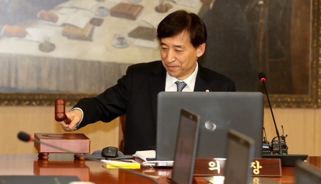 이주열 한국은행 총재가 24일 서울 중구 한국은행 금융통화위원회 회의실에서 열린 2019년 1월 통화정책방향 관련 금통위에서 의사봉을 두드리고 있다. /연합뉴스