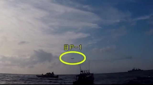 국방부가 23일 오후 일본 해상자위대 초계기가 이날 우리 해군 함정을 향해 근접 비행을 했다고 밝혔다. 사진은 국방부가 지난 4일 공개한 지난해 12월 20일 조난 선박 구조작전 중인 광개토대왕함 상공에 저고도로 진입한 일본 초계기 모습(노란 원)/국방부 유튜브 캡쳐